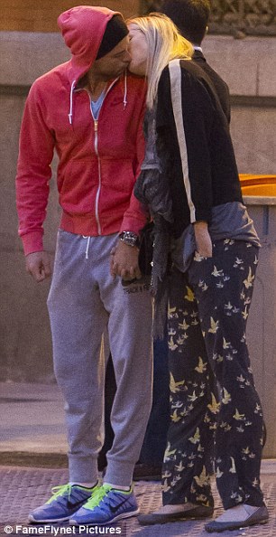 pic Novak Djokovic And Maria Sharapova Kiss daily mail